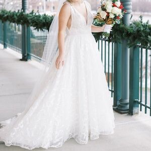 Size 14 Sparkly Wedding Dress. Deep V neck with A-line skirt. Matching veil.